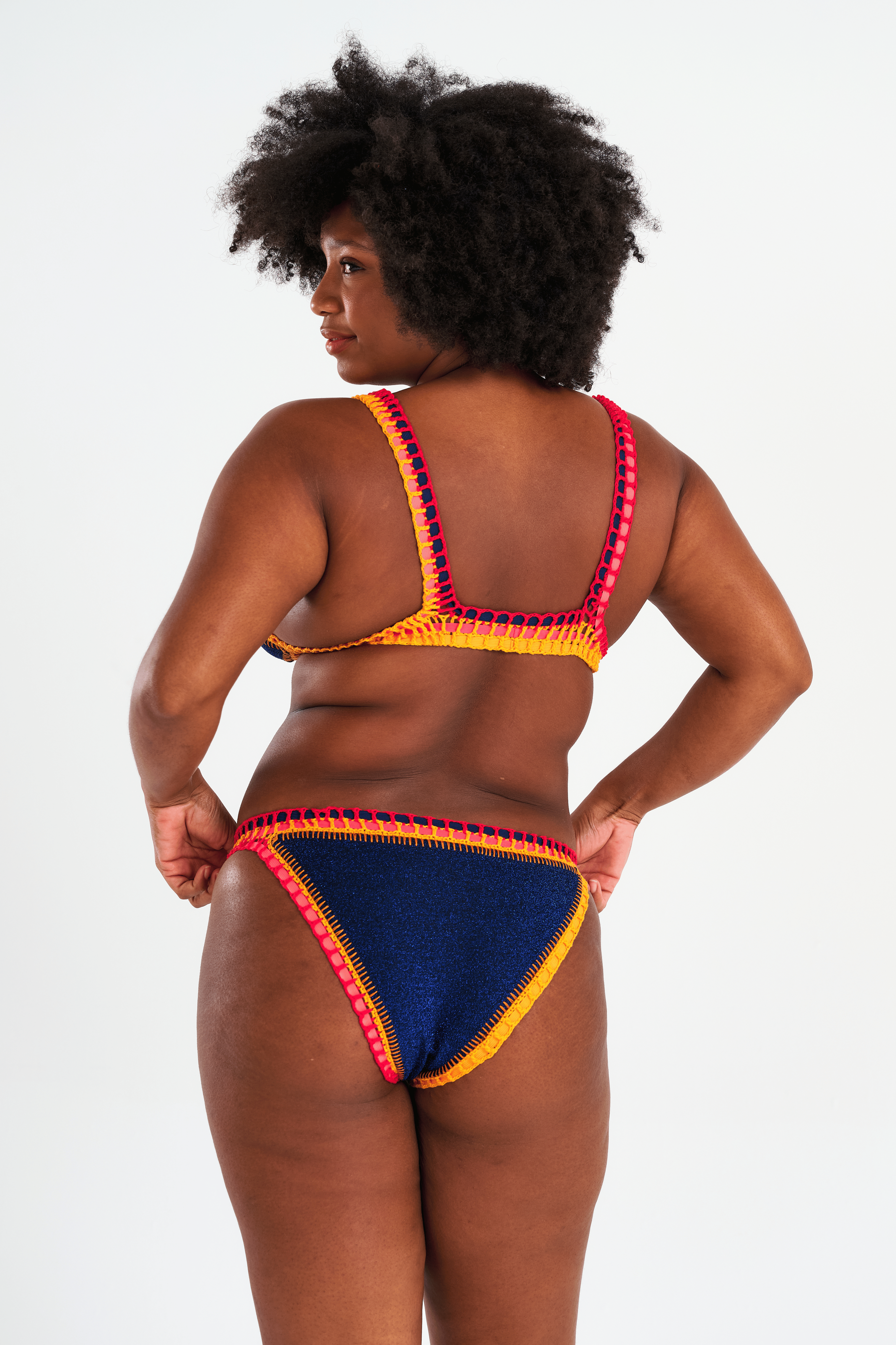 Détail du crochet bleu nuit pailleté et des accents néon du bas Sunset