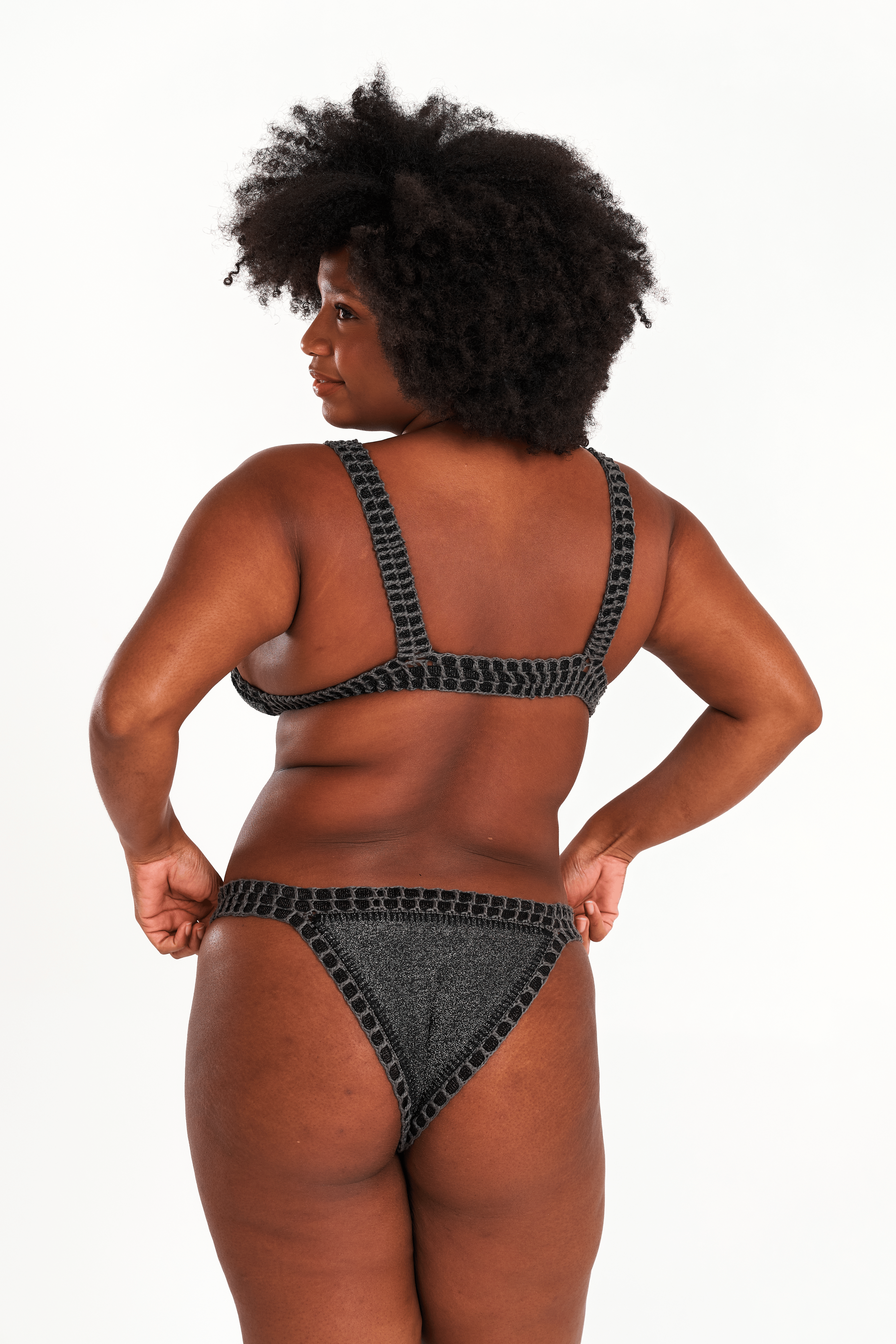 Bas de bikini crochet noir pailleté Ibiza, vue de dos, coupe échancrée